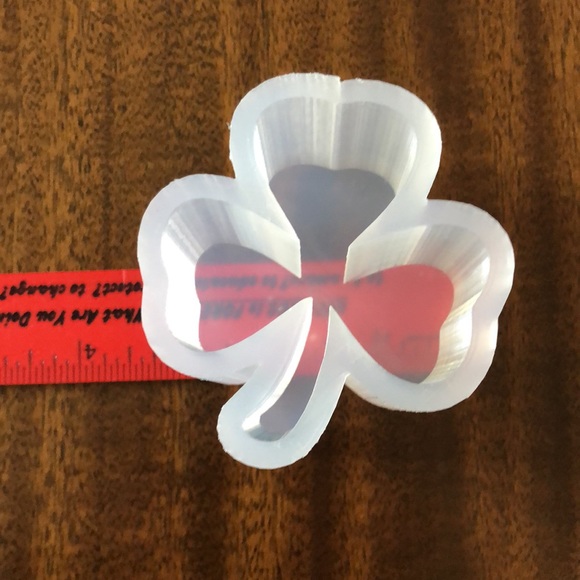 New Honest Ice silicone shamrock ice cube mold / tray - Picture 4 of 12